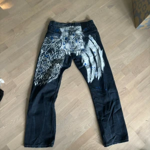 Jeans - Helt sjuka jeans som garanterat brudar. Emo/affliction/rawblue/ylp type shit🙏🏼 Pris e diskuterbart🇸🇪 Tar trades och mått finns i pm.