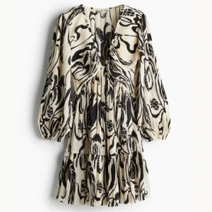 Klänning - Säljer denna jättefina och somriga klänningen från H&M, helt oanvänd med prislappen på. Ord pris 329kr. Skriv för fler bilder!