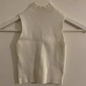 Polotröja  - Ribbad polotröja utan armar från shein. Sitter bra, kliar inte. Finns även i färgen svart. Frakt ingår med 29kr. 