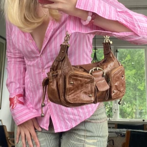 Brun söt handväska🥳 - Säljer denna jättefina bruna väska! I fint men använt skick!💞💞