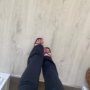 Svarta klackskor - Fint skick! Klippt av ett band som ska sitta runt hälen eftersom det var obekvämt ☺️