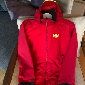 Helly Hansen jacka med inner jacka  - Skick 8/10 Tjena jag säljer nu min gammla helly Hansen jacka.  Hör av er vid fler frågor 