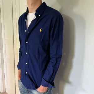 Ralph lauren skjorta - Jättefin Ralph lauren skjorta i bra skick. Modellen på bilden är ca 180. Skriv vid frågor eller funderingar!