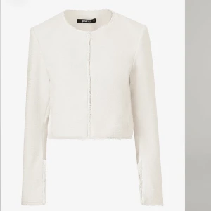 Super fin kofta  - Verkligen en så himla fin kofta från ginatricot, kommer tyvärr inte till användning bara   Den är endast testad så är i nyskick lappen finns kvar på!   Nypris: 800kr