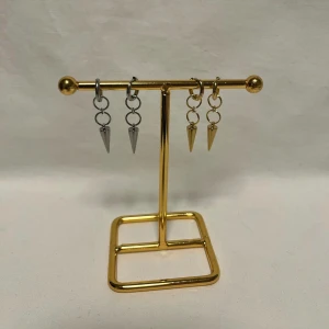 Örhängen  - Super fina örhängen! Finns i guld och silver.  Köp för 99kr/st Eller 179kr/paret. Modell 144  Smyckes ställningen finns även att köpa för 299kr!