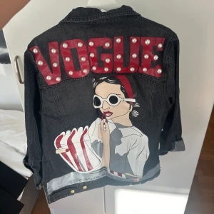 Jeans jacks - Jeans jacka som är köpt på Two Angels. Den är lite oversized, men passar storlek S/M. Köptes för ca 800kr. 💖