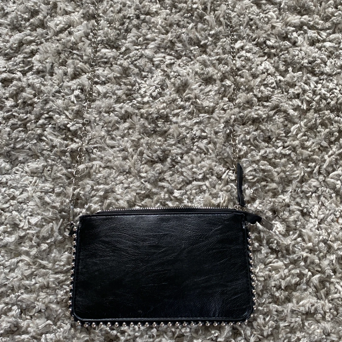 En fin liten vĂ€ska med silver-detaljerđ©¶đ©¶đ©¶