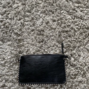 En fin liten väska med silver-detaljer🩶🩶🩶 - En svart väska som är smidig att ha med sig! Den rymmer perfekt med saker för att till exempel gå på stan🩶🩶🩶