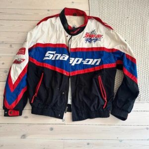 Vintage SnapOn Racing Jacka  - vintage och sällsynt, köpt i kanada i vintagebutik, storlek L, några tecken på missfärgning