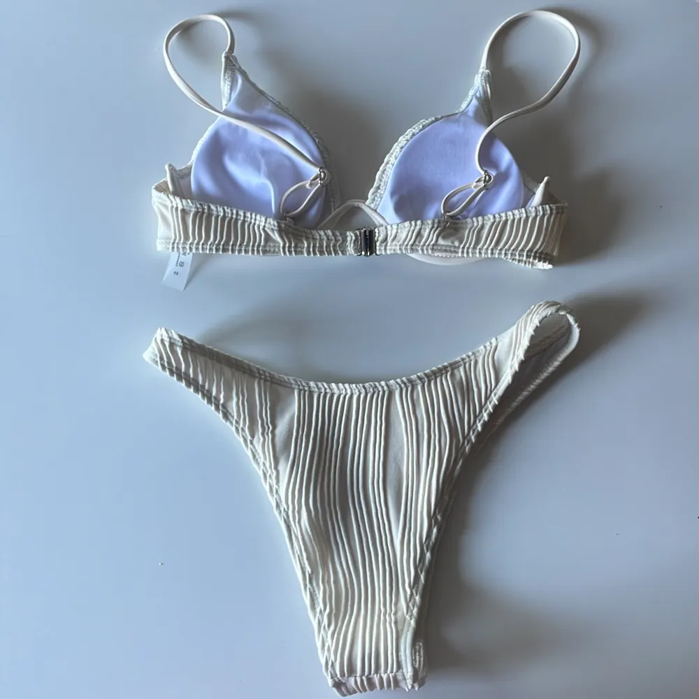 supersöt bikini ALDRIG ANVÄND med ”skyddslapp” kvar🌸 jättebra kvalitet !! med järnknäppe i ryggen  Den är i storlek S men eftersom den har JUSTERBARA band kan den passa fler storlekar ! Pris kan disskuteras🌸. Övrigt.