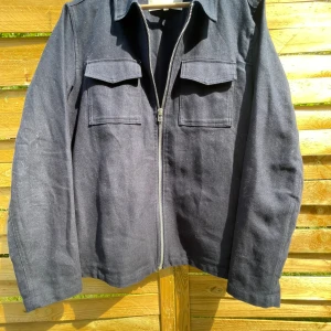 Overshirt mörkblå - Säljer min overshirt som är 3 månader gammal använd 3 gånger, köpt för 1000 kr på nollnitti säljer för 300