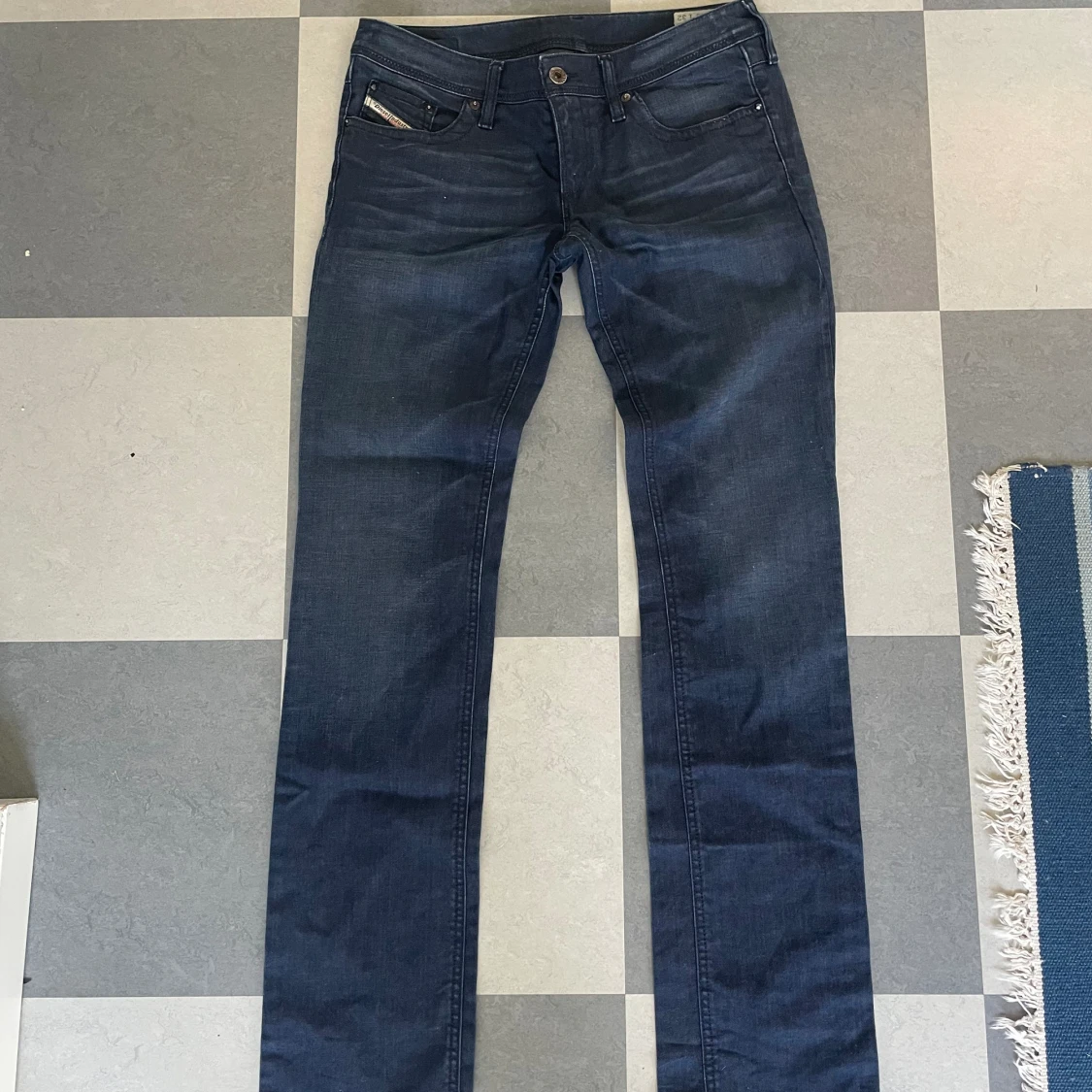 Lowwaist disel jeans med snygga backfickor  - 90