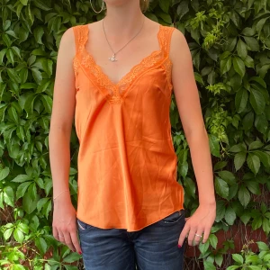 ”Made in Italy” linne med spets, orange - Mycket bra skick🩷kolla gärna på våra andra varor och skriv om du har frågor🥰