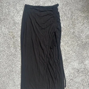 Maxikjol strl 36 svart  - Maxikjol från SHEIN strl 36  Fint skick  Slits som du kan  reglera själv   Svart 