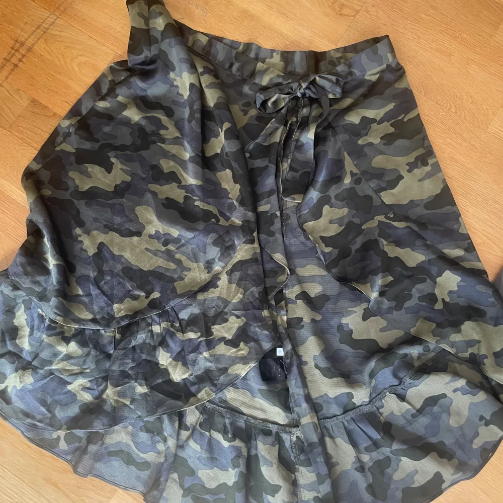 Omlott kjol från neo noir i siden tyg. Inga defekter. Köpt för 700 kr . Kjolar.