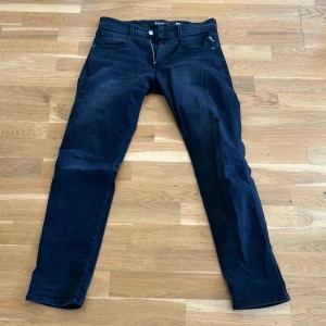 Replay anbass - Säljar mina replay jeans i topp skick pga för små, använda ett fåtal gånger  Hör av er vi funderingar(pris kan diskuteras vid snabb affär 