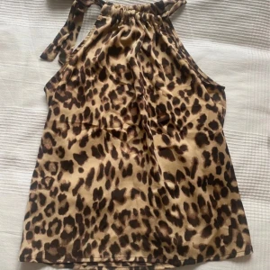 Leopard topp - Säljer denna snygga leopard festtoppen, säljer pågrund av att den inte kommer till användning. Passar perfekt till jeans eller  jeanskjol! Pris går att diskutera!💞🐆