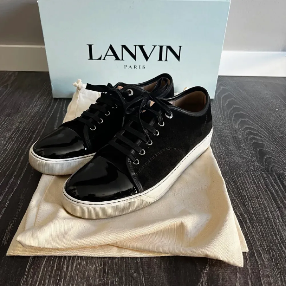 Tja säljer nu dessa extrem snygga lanvin skor i storlek 43! Dustbag och box medföljer skick 9/10✅. Skor.