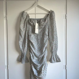 Adoore capri klänning  - Oanvänd turkos/ljusblå adoore capri med lappen kvar. Storlek 34/XS 