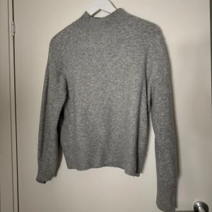 Grå stickad tröja - Grå stickad tröja i bra skick