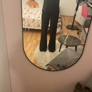 Kostymbyxor  - Ett par jätte snygga kostymbyxor som är väldigt mjukt och strechigt. Passar till vardagen men går även att klä upp till finare tillfällen💕