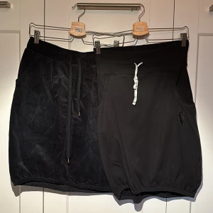 House of lola kläder - Två Cardigans strl M, med hög krage.  Två svarta ”make a wish” kjolar, en i Manchester (strl M) och en i vanligt jersey (strl S). Alla kläder är i fint skick utan hål eller fläckar. 