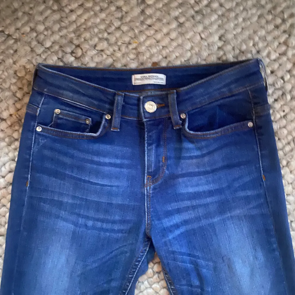 Jag säljer dessa fina jeans då den var för liten för mig!. Jeans & Byxor.