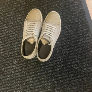 Lanvin skor - Hej ! Säljer ett par lanvins skor storleken är 42 men passa 42 allt OG följs med, några defekter samt smutsig  men kan tvätta dom condition 7/10 har ni några funderingar får ni gärna höra av er. Mvh Oskar.