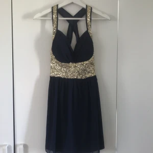 Oanvänd klänning - Klänningen är i nyskick. Storlek S
