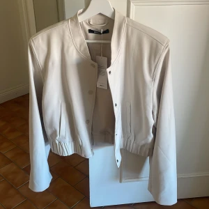 Beige jacka - Säljer denna snygga jacka ifrån ginatricot, oanvänd🤍🤍strl L, jag är vanligtvis en S så den blir lite oversized 