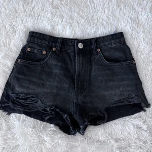 Svarta shorts  - Svarta midrise shorts från Zara i storlek 34. Bara använda några gånger. 