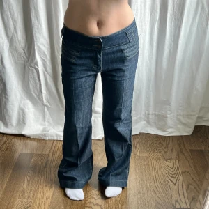 Lågmidjade jeans - Lågmidjde baggy / bootcut jeans från Quiosque. Midjemått: 84 cm, 42 cm rakt över. Stretchiga. Innerbenslängd: 80 cm. Min vän på bilderna är 167 cm 💓