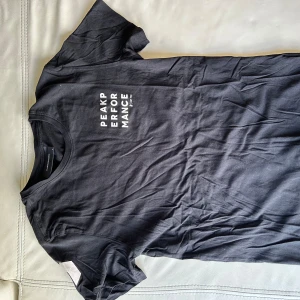 T-shirt Peak Performance - T-shirt från peak performance. 