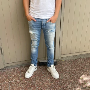 Jack & Jones Glenn  - Säljer dessa galet feta jeansen! Dom är helt perfekta nu till sommaren!☀️🌊🐟 Modellen är 176cm och väger 66kg Hör av dig vid funderingar! Slim Glenn 