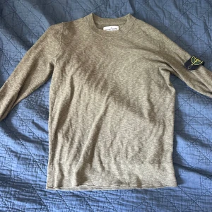 Stone island tröja  - Stickad Stone island tröja. Bra skick. Ett litet hål men inget synligt. Storlek S men passar även M. Pris kan diskuteras  Ny pris ca 3000kr