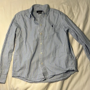 Ralph lauren skjorta - Nästan ny raffe skjorta i väldigt bra skick Säljer eftersom den e för liten på mig Skick:9/10