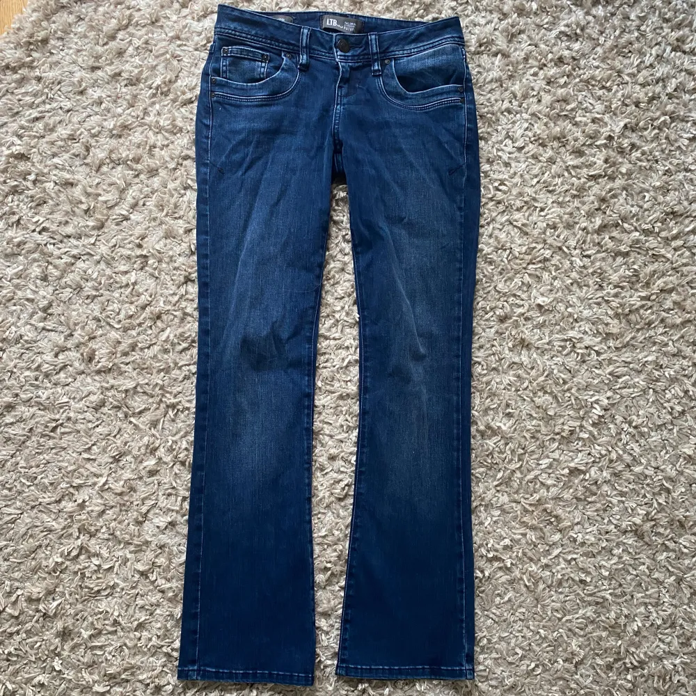 Säljer mina superfina Ltb jeans då jag inte använder dem längre☺️ Dem är superfint skick förutom att dem är lite slitna där nere vid fötterna, som man kan senap bild 4❤️ Fråga gärna ifall du har någon fråga☺️. Jeans & Byxor.