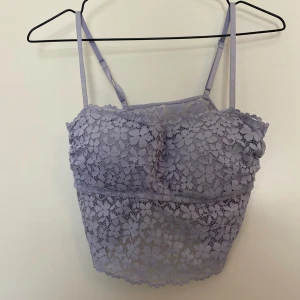 Spets topp  - En spets topp med vaddering i storlek 40