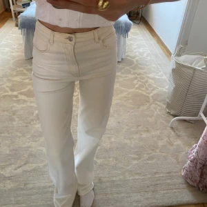 Jeans  - Super snygga jeans från Mango. Storlek M. Innerbens längd: 83💕Köparen står för frakt. 