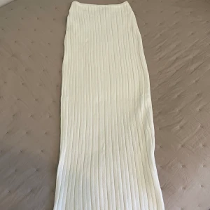 Sndys Baha Ribbed Skirt White - Baha Ribbed Skirt från det australienska märket Sndys. Jättefin kjol i toppenskick! Använd ett fåtal gånger, som ny. Storlek XS. 