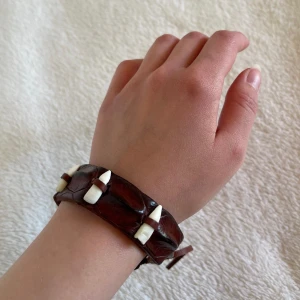 Armband - Coolt armband! Köparen står för frakten men kan även mötas upp i Uppsala, Knivsta eller Sigtuna. Tveka inte att fråga mig om något!🤎