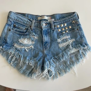 Blåa låg midjade shorts - Snygga låg midjade jeans shorts perfekt till sommarn Vintage shorts