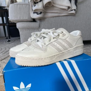 Vita adidas skor - Knappt använda, i superfint skick! Storlek 41 1/3.