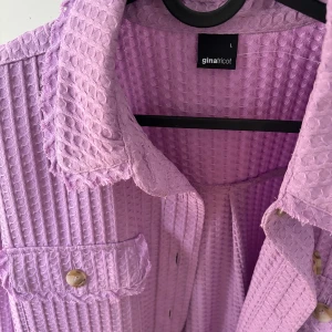 Skjorta - Oanvänd storlek L ifrån Gina . 