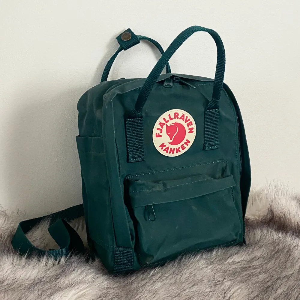 Äkta Fjällräven Kånken Mini i färgen ”Arctic Green” <3 Väskan har använts 2 gånger så den är i superbra skick! Sittdyna medföljer.. Väskor.