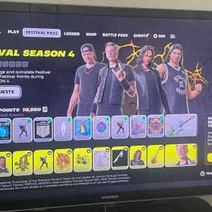 Fortnite Konto. Accountlevel just nu 3154 - Innehåller Yellowjackets. Nästan alla battlepass från chapter 1 säsong 8 till nuvarande.  Fyllt battlepass o festival. Sen har ja massa spel på epic såsom GTA V mfl Swish först sen skickar jag inloggningsupg