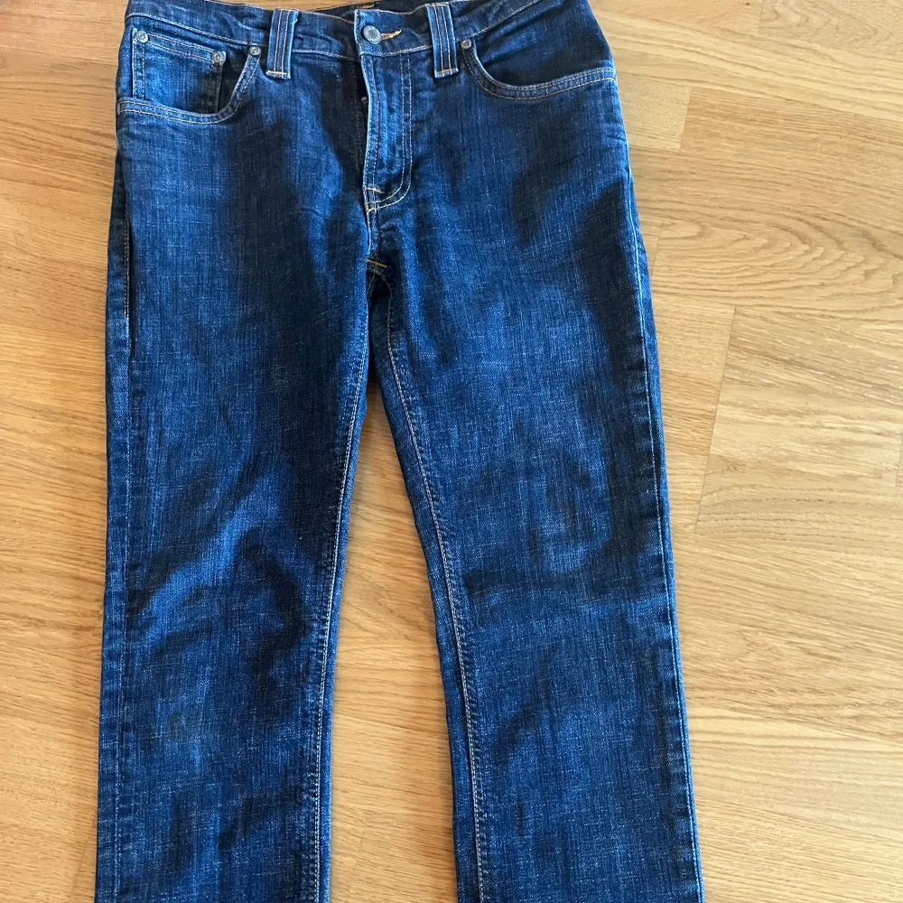 Hej! Vi säljer nu dessa still rena jeansen från nudie|  som säljs nu för endast 349kr!  | i modellen tight terry| som sitter slim fit | skick 9/10 så inga former av difekter | storlek 30/30 | vid mer funderingar hör av er⭐️🙌. Jeans & Byxor.