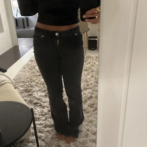 Low waist bootcut jeans  - Svarta low waist bootcut jeans från monki! Aldrig använda så precis som nya❤️ köparen står för frakt! 