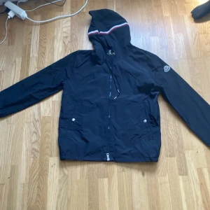 Moncler windbreaker  - Säljer denna moncler jackan som är perfekt till hösten. Kom gärna med bud!