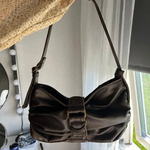 Axelväska - Säljer denna lilla väska som är perfekt att ha. Så snygga detaljer och fått många komplimanger för den, slutsåld på hemsidan 😇💕💕